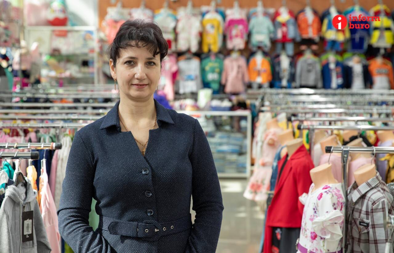 Продавец женской одежды