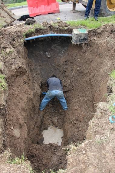 Местные жители пытаются сами устранить течь