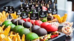 Открытие бургерной в Royal Tulip: певца Беркута оштрафовали за нарушение карантина