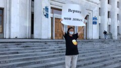 Журналист informburo.kz провела одиночный пикет у акимата Алматы против урезанных декретных выплат