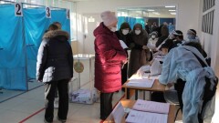 Наблюдатели в Алматы заявили, что избиратели получали бюллетени, не снимая масок во время идентификации