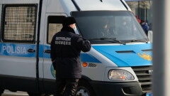 Полицейские Алматы посадили в автозак посетителей компьютерного клуба, который работал по системе пропуска Ashyq