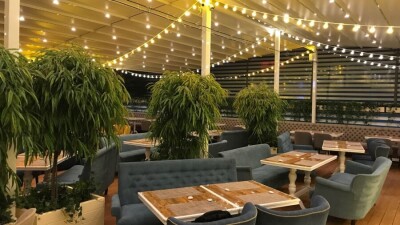 В Алматы рестораны для покрытия убытков смогут расширять летники, официантам предлагают работу курьеров