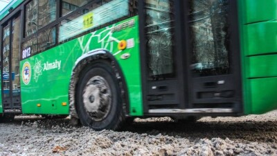 "Похолодание пришло неожиданно". Почему автобусы в Алматы не вышли на линии