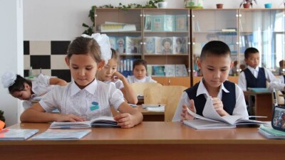"Строгих требований к цвету нет". В МОН объяснили, в какой одежде можно посещать школу