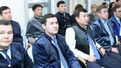 Госслужащие пришли на работу в казахской национальной одежде в Туркестанской области
