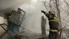 "Уберегли предприятие". В Караганде пожарные потушили огонь в пристройке к зданию