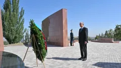 Токаев посетил мемориальный комплекс "Ата-Бейит" в Кыргызстане