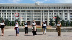 Эрдоган заявил, что турецкие спецслужбы задержали и вывезли из Кыргызстана главу сети школ. В Бишкеке начался митинг