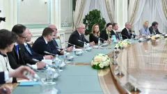 "Придерживаемся схожих подходов". О чём говорили Токаев и Карис на переговорах в расширенном составе