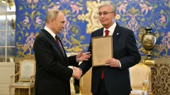 Путин передал Токаеву наградной лист его отца из архива минобороны России