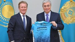 Александр Винокуров подарил Касым-Жомарту Токаеву веломайку Astana Qazaqstan Team