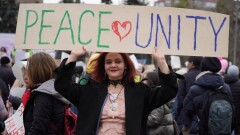 "Лучшие цветы – цветы на могиле патриархата". В Алматы прошёл митинг за права женщин
