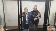 Алмазбек Атамбаев вновь нарушил порядок в зале суда – он пинал стену и кричал "Позор"