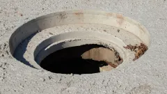 Двое рабочих потеряли сознание, спустившись в канализационный люк в Семее. Их спасли полицейские