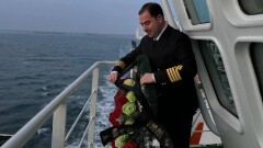 Венки спустили в воды Каспийского моря в память о погибших во время крушения самолёта близ Актау