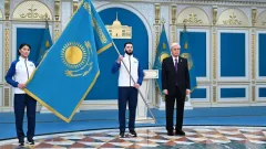 Токаев вручил государственный флаг знаменосцам олимпийской и паралимпийской команд 