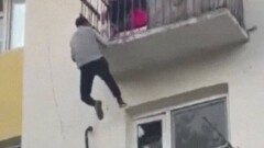В Таразе прохожий залез на балкон четвёртого этажа, чтобы помочь ребёнку