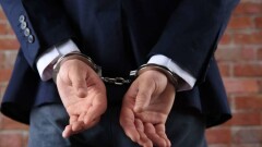 За взятки в сумме 800 тысяч тенге задержали сотрудника департамента фармконтроля в Шымкенте
