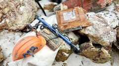 Личные вещи одного из спасателей нашли в воронке, куда упал автобус в Павлодарской области