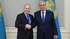 Касым-Жомарт Токаев вручил уходящему с поста послу США Уильяму Мозеру нагрудный знак