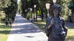 Памятник Виктору Цою предлагают реконструировать в Алматы
