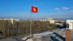 В Бишкеке на главной площади подняли обновлённый флаг Кыргызстана