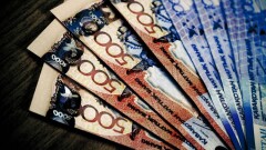 В Караганде задержали двоих мужчин, вымогавших деньги у полицейского