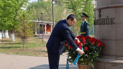 Алихан Смаилов возложил цветы к памятнику Маншук Маметовой