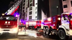Многоэтажный жилой дом загорелся в Атырау из-за фейерверка