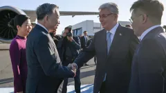 Токаев встретил в аэропорту прибывшего в Казахстан генсека ЦК Компартии Вьетнама