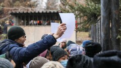 Требующие списания кредитов люди попытались прорваться в здание АРРФР в Алматы