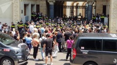 В Грузии митингующие ворвались в парламент, произошли массовые драки