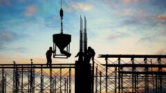 В Алматы на стройке погиб рабочий: на него упал груз