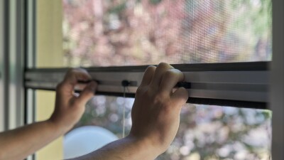 "Не оставляйте одних даже с закрытым окном". Трое детей упали с высоты в Астане с начала года