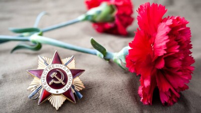 Полицейские Алматы спели песни военных лет во дворе у 99-летнего ветерана