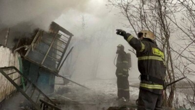 "Уберегли предприятие". В Караганде пожарные потушили огонь в пристройке к зданию