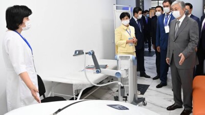 Токаев подарил поликлинике Нур-Султана сертификат на получение машины скорой помощи
