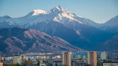 Турист подвернул ногу в горах Алматы на высоте 3400 метров: его эвакуировали