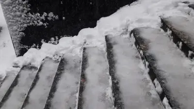 Аномальный дождь в Семее: школьники и студенты остались дома, акимат извинился за гололёд