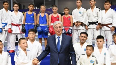 Токаев встретился с молодыми спортсменами в Актау