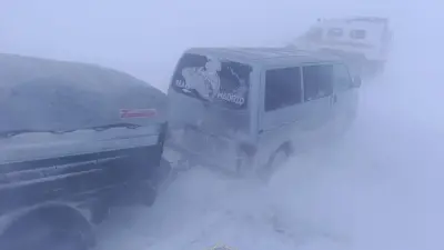 Вывозили на вездеходе: трёх человек спасли с заснеженной трассы в Костанайской области