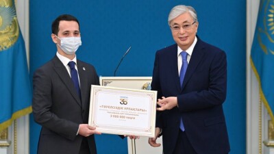 Токаев вручил денежные гранты молодым казахстанцам
