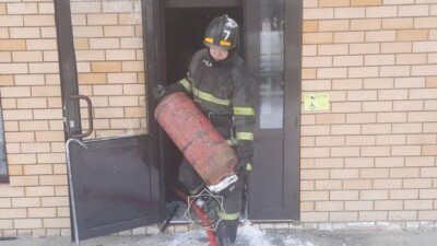 Пожарные вынесли два газовых баллона из горящего кафе в Семее