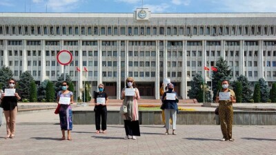 Эрдоган заявил, что турецкие спецслужбы задержали и вывезли из Кыргызстана главу сети школ. В Бишкеке начался митинг