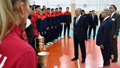 Волейбольный клуб "Жетісу" и Центр настольного тенниса посетил Токаев в Талдыкоргане