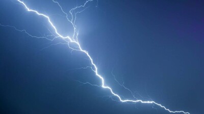 Гражданку России убило молнией на пляже в ЗКО