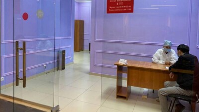 Пункты вакцинации открыли на вокзале и в аэропорту Нур-Султана