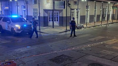 В США мужчина на грузовике въехал в толпу. Погибли не менее 10 человек