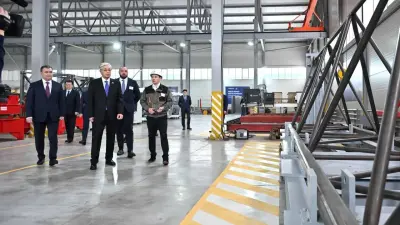 Токаев посетил завод по производству лифтов и башенных кранов в Астане 